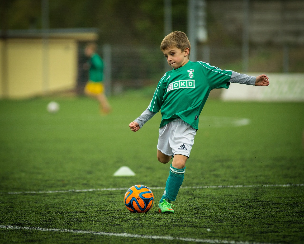 barn som spiller fotball